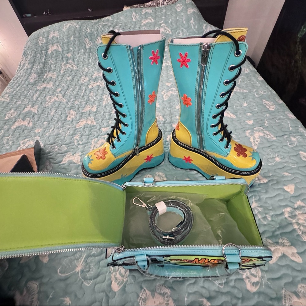 NWT Dolls kill Scoobydoo the Mystery Machine Boots ,
Bag and top - Picture 9 of 9